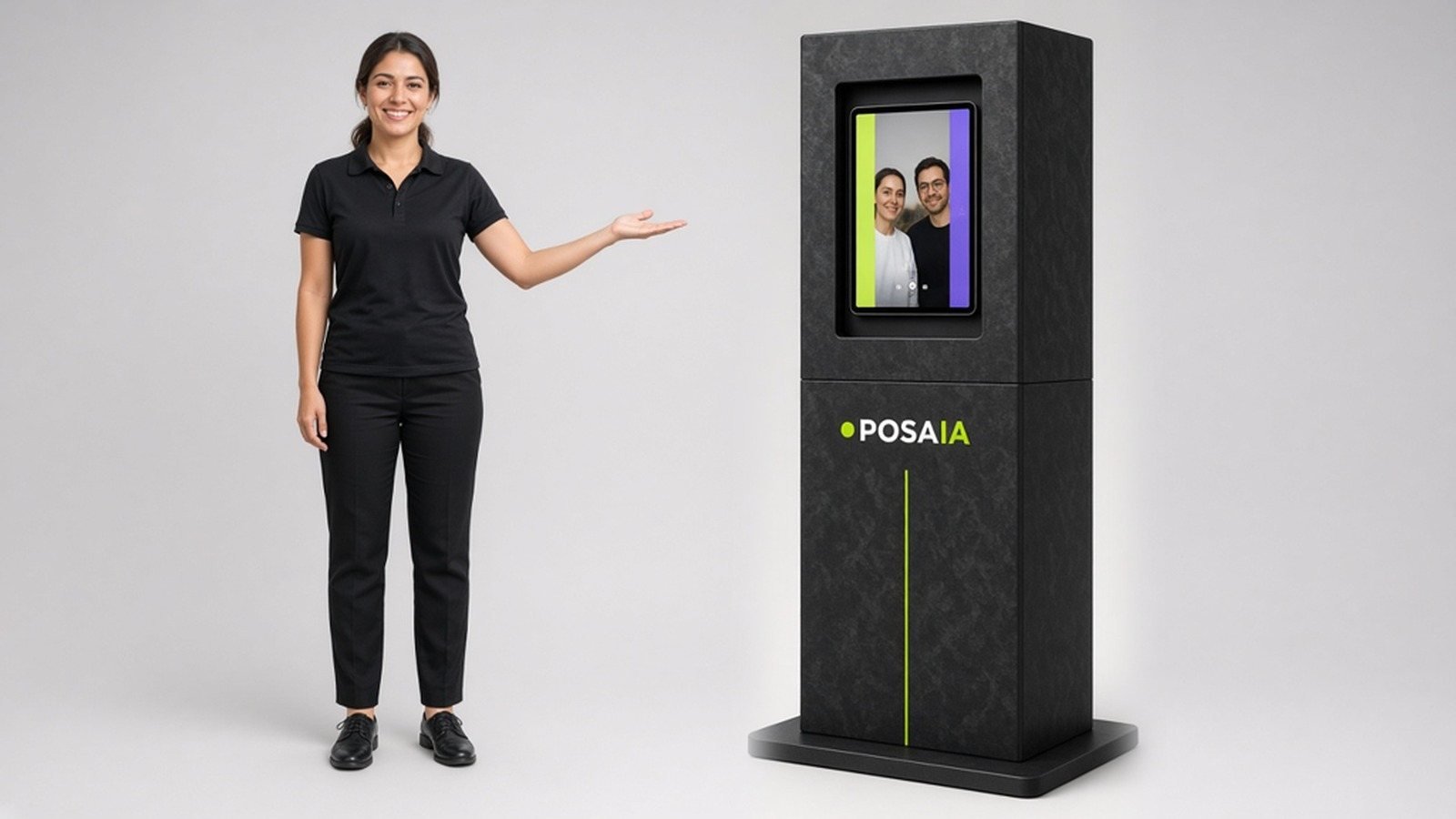 Una persona junto al tótem POSAIA, columna negra con iPad vertical a la altura de la cara.
