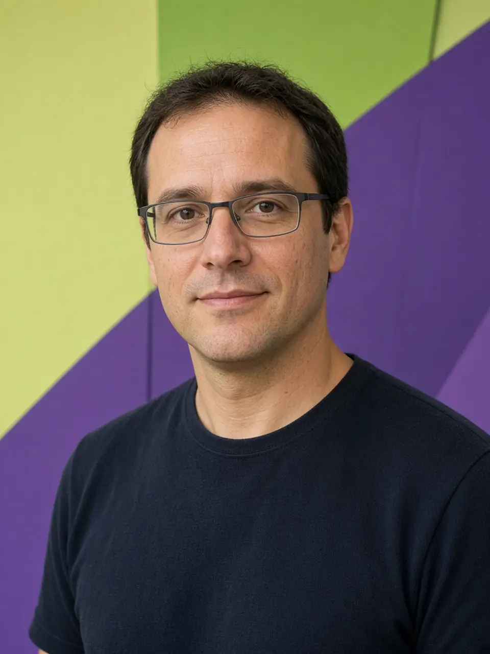 Retrato editorial de una persona entre paneles geométricos verde lima y violeta.